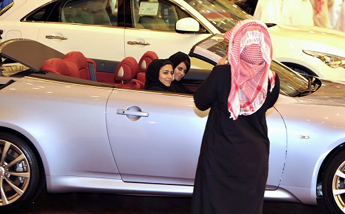 زنان عربستانی در حال خرید خودروهای لوکس