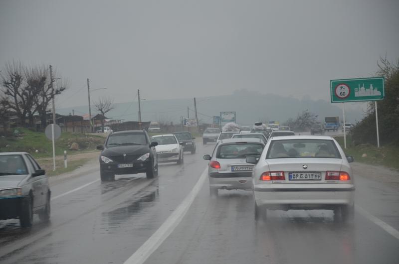  بررسی علت سرخوردن خودروها در جاده چالوس 